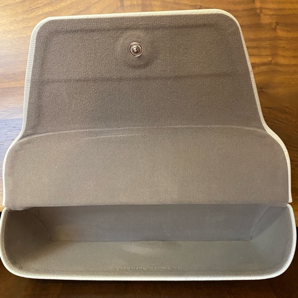 NWOT Michael Kors Eyeglass Sunglass Hard Case Clam Shell & Lens Cloth - Picture 3 of 3